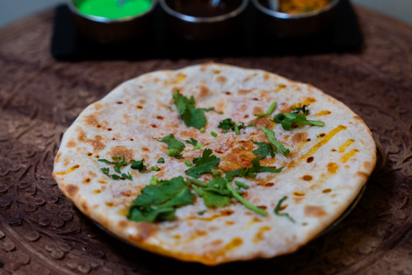 Keema Nan, pain naan cuit au four tandoor par le Kashmir Café à Montreuil